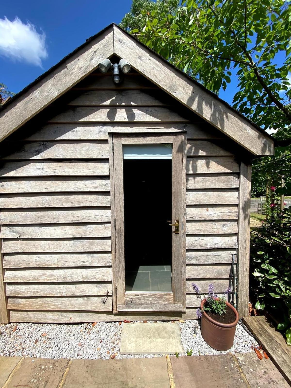 The Tool Shed Nestled In Idyllic Countryside Villa Linchmere Eksteriør bilde