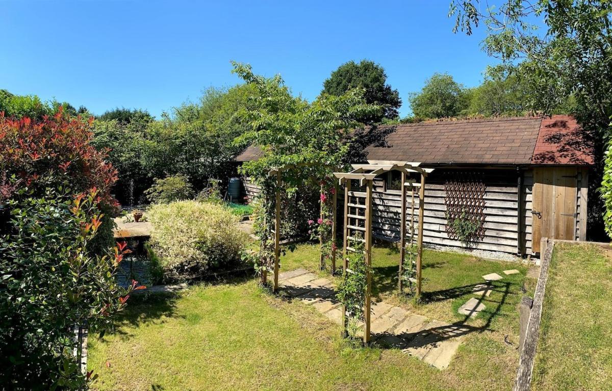 The Tool Shed Nestled In Idyllic Countryside Villa Linchmere Eksteriør bilde