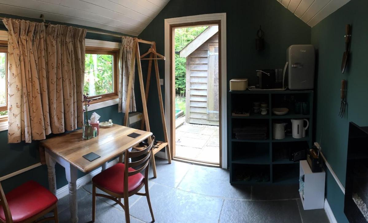 The Tool Shed Nestled In Idyllic Countryside Villa Linchmere Eksteriør bilde